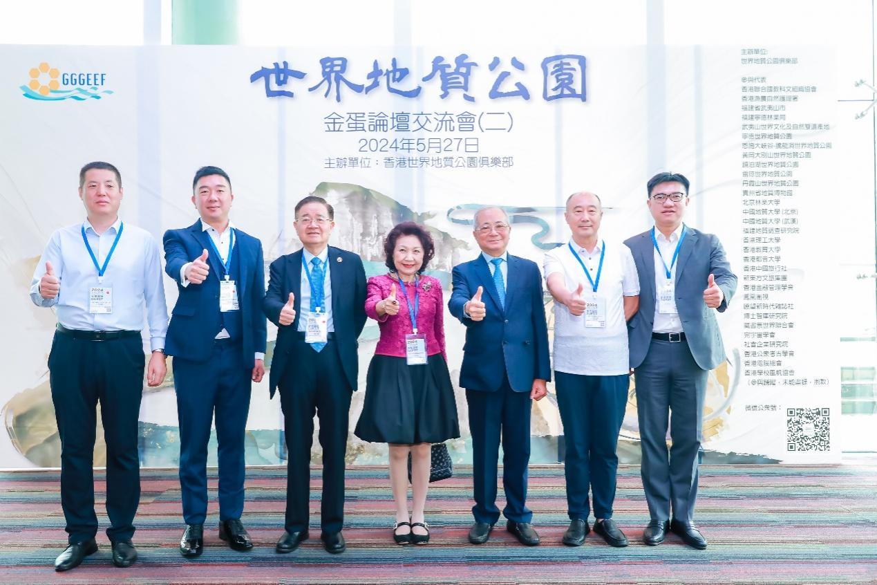 (左至右) 瞭望新时代杂志社-王钧正社长, 世界地质公园俱乐部-张嘉诚主席、张小舒荣譽会长、王中英荣譽会长、吴克俭会长、香港回归文化学会-朱文博教授、中英教育-张奕敏总裁。