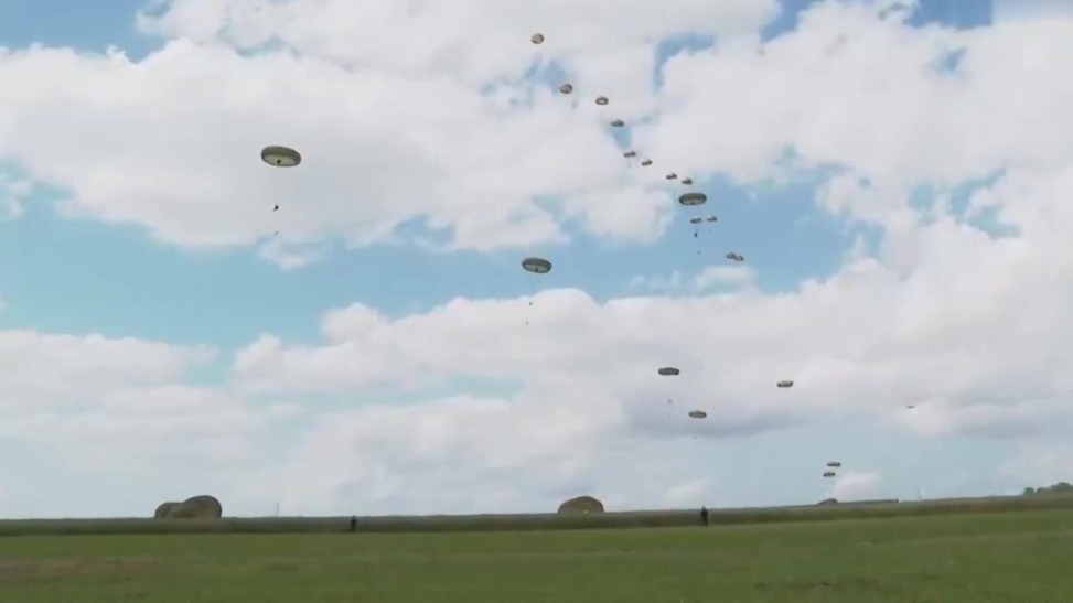 英国伞兵重现空降解放诺曼底的情景