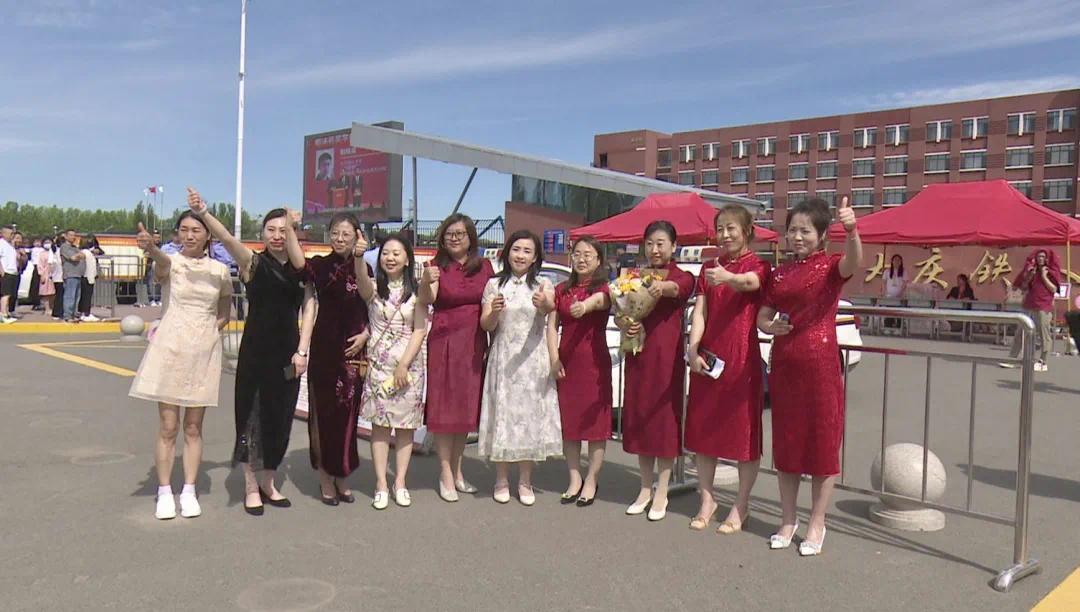 "我们铁人中学理科类的11位班主任在年级主任的带领下来到大庆一中