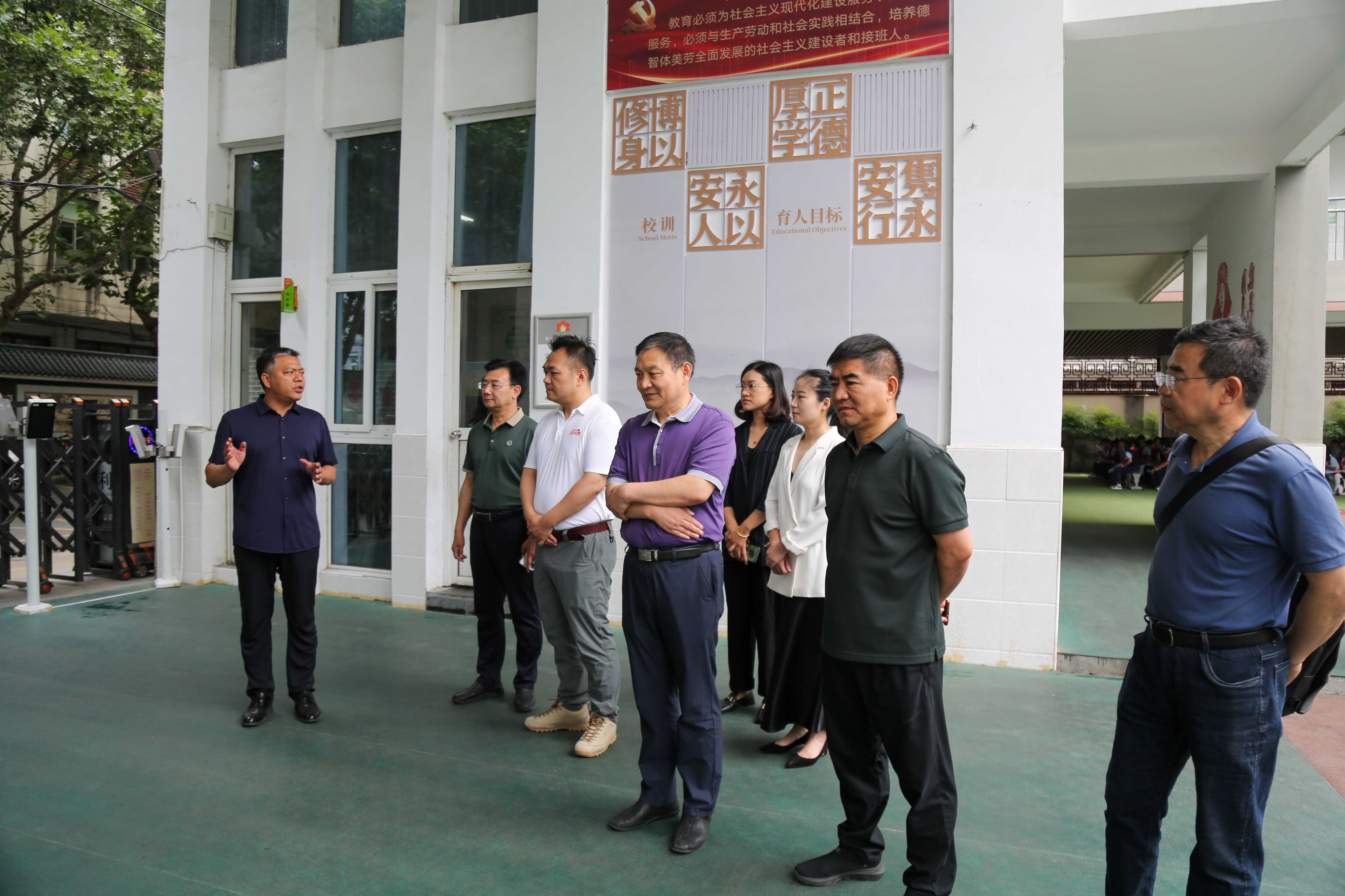 活动现场,永安街小学校长颜拓陪同与会领导参观了校园,观看了苏轼文化