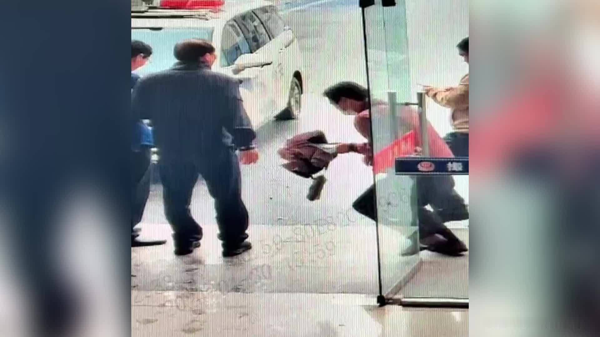 男子突发脑干出血路上停车货车司机报警送医救回一命