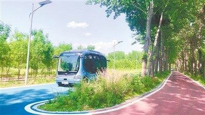黄河滩地公园内行驶的新能源公交车 李新华 摄