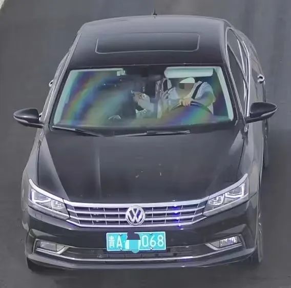 开车还敢打电话　看看谁被监控拍下了