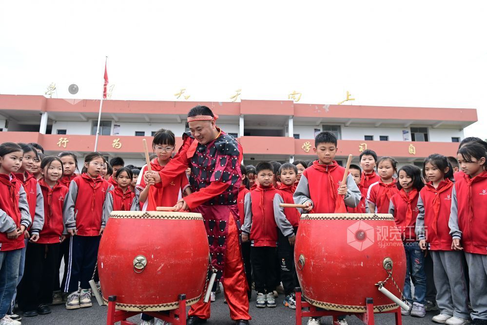 万载县通过构建"课程教学 社团活动 校园文化 艺术展演"四位一体的
