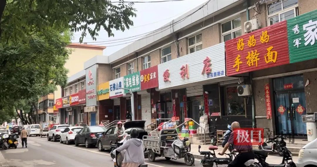 小区外侧种类丰富的底商(记者拍摄)