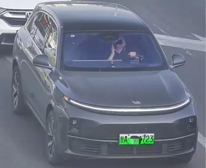 开车还敢打电话　看看谁被监控拍下了