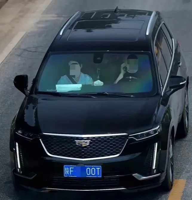 开车还敢打电话　看看谁被监控拍下了