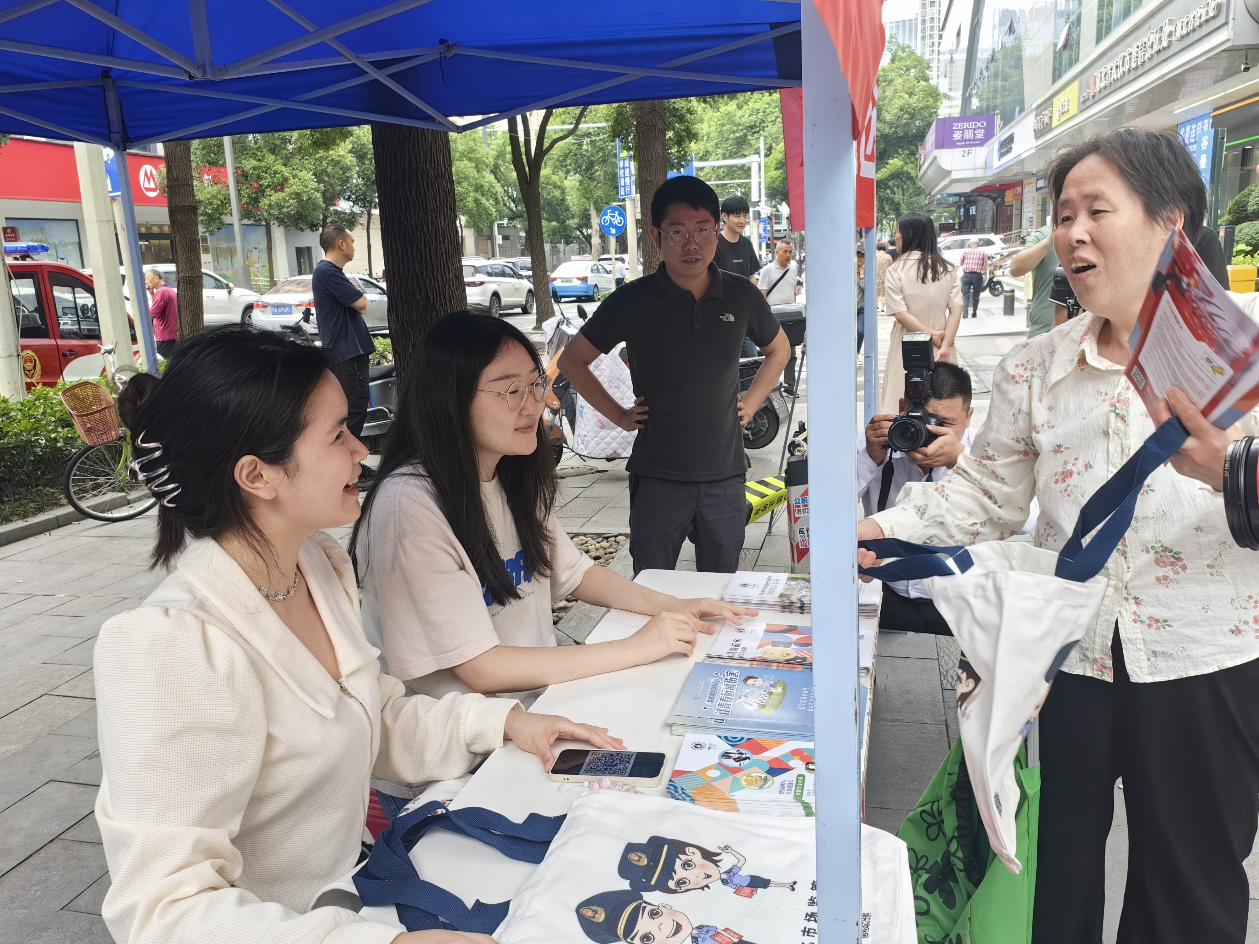 世界认可日：湖北市场监管新闻大篷车开进社区