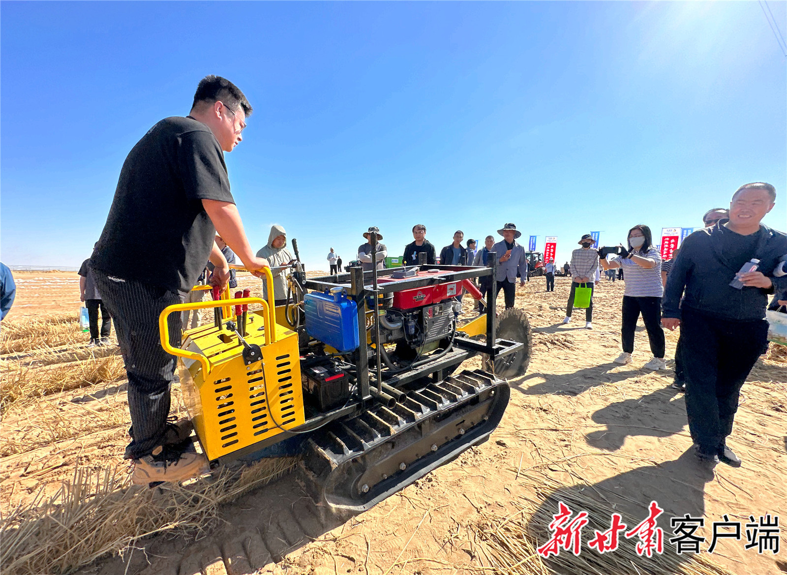 履带式沙障机在铺压稻草　新甘肃&middot;甘肃日报记者　金奉乾　摄
