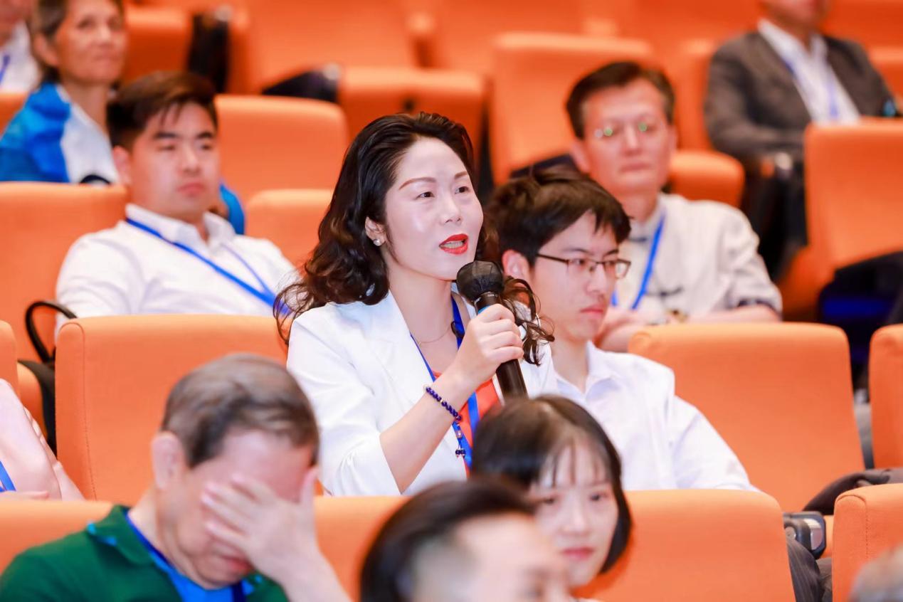 现场发言嘉宾：凤凰卫视 杨丽女士