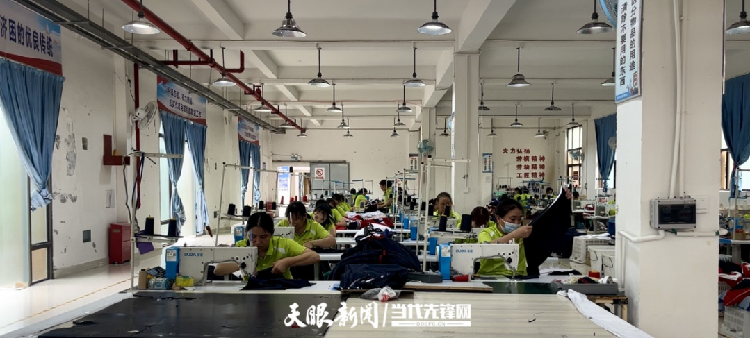 桐梓县蟠龙社区企业生产车间内,当地居民就地务工.