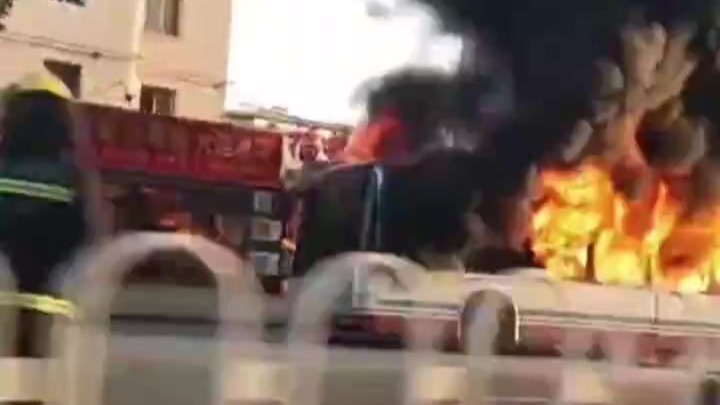 大连一电动公交车路上发生自燃，官方通报：无人员受伤