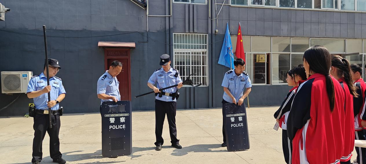 中学生进警营，感受别样“警”彩