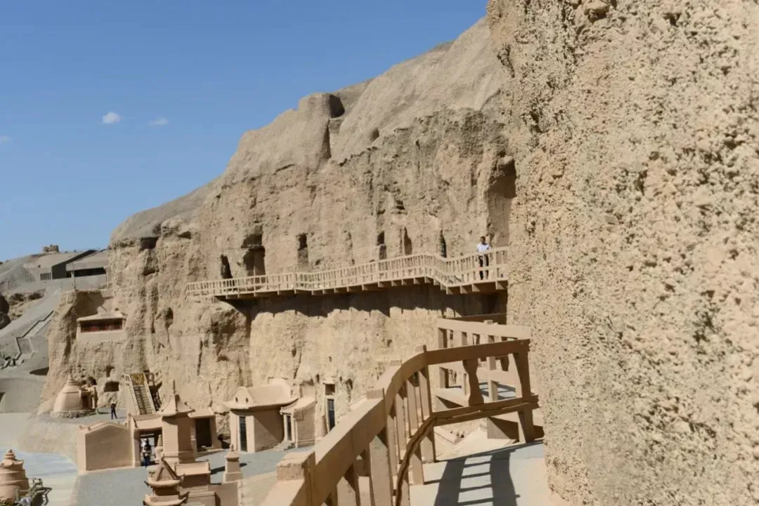 河位于瓜州县城南约70公里的戈壁峡谷中榆林窟又名万佛峡而西千佛洞