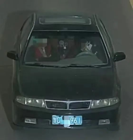 开车还敢打电话　看看谁被监控拍下了