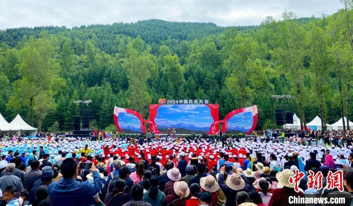 6月2日，2024中国花儿大会在甘肃省临夏州和政县举行。图为现场实况。艾庆龙　摄