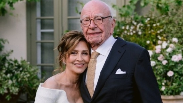 93岁默多克第5次结婚 女友是小26岁生物学家封面图