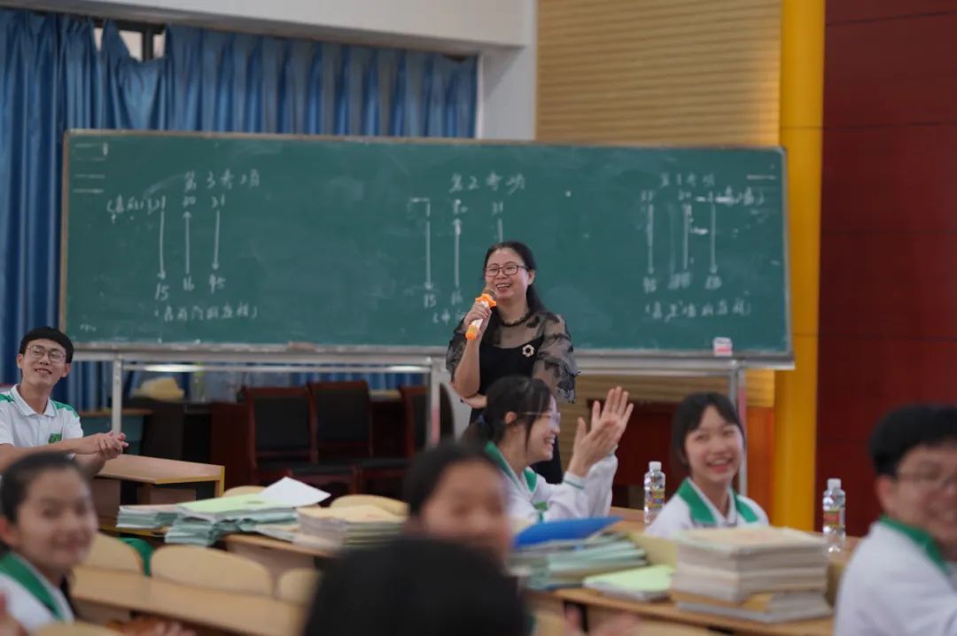 卢伟英给孩子们上生殖健康科普课