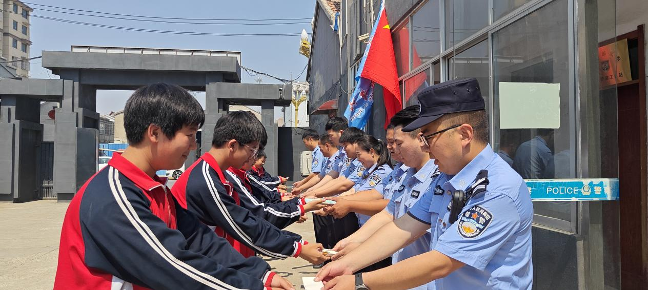 中学生进警营，感受别样“警”彩