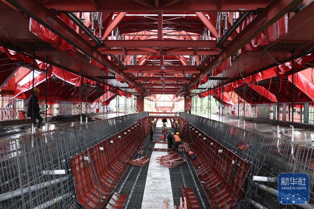 ↑6月3日，中铁四局的建设者在西成铁路甘肃段白龙江大桥上施工作业。