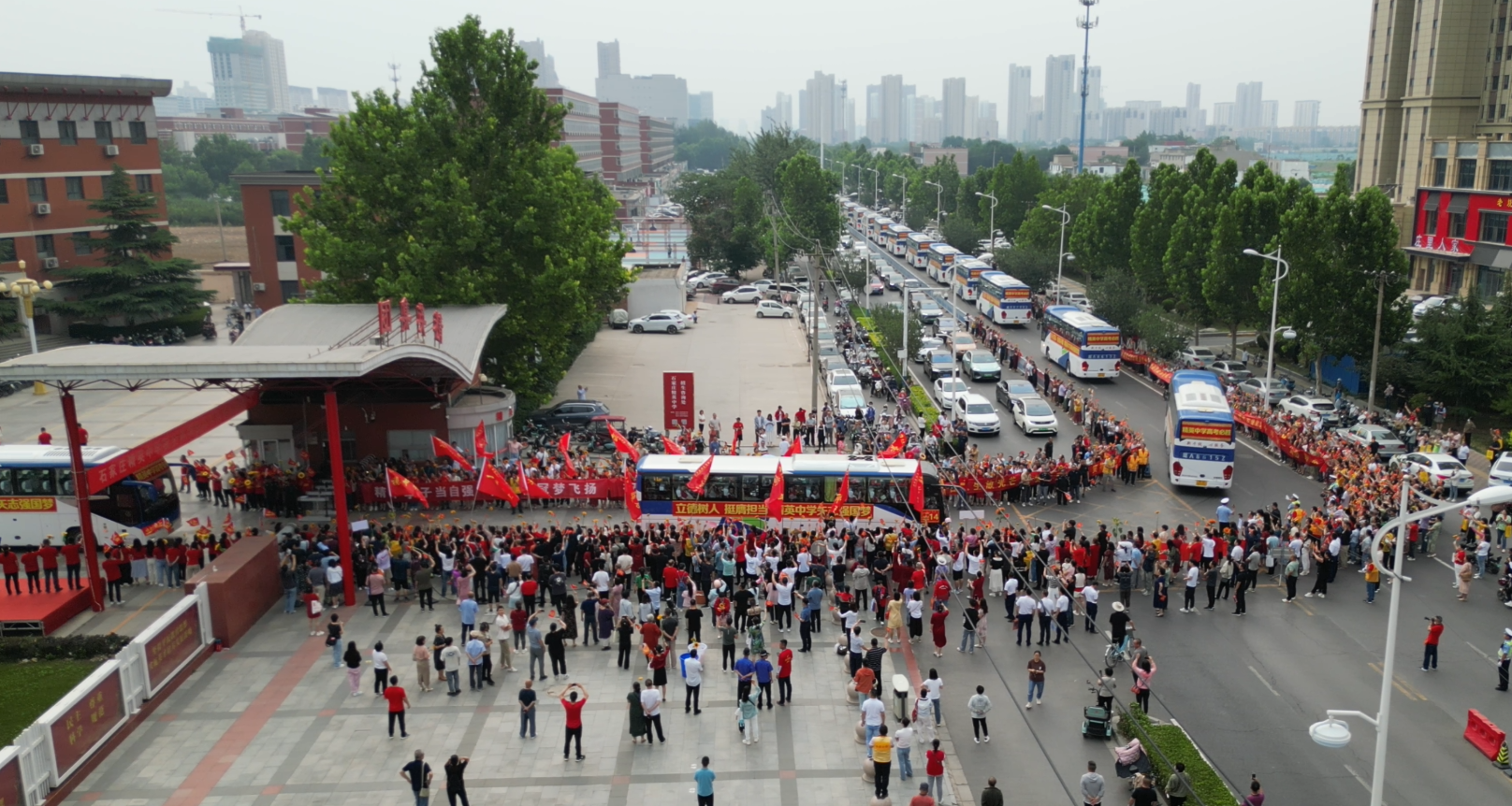 石家庄新干线150辆大巴车 为7000名高考考生保驾护航