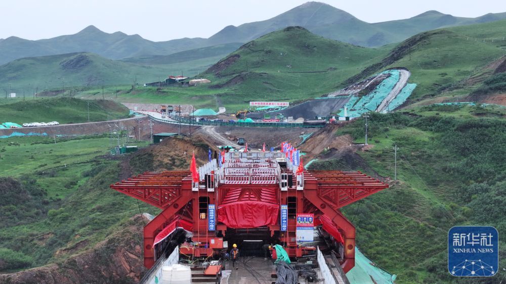 ↑这是6月3日拍摄的建设中的西成铁路甘肃段白龙江大桥（无人机照片）。