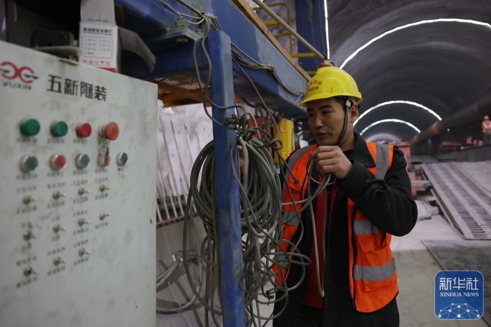 ↑6月3日，中铁四局的建设者在西成铁路甘肃段格尔隧道内施工作业。