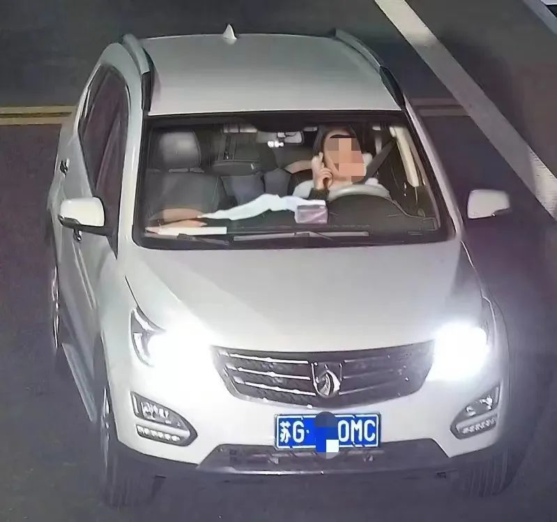 开车还敢打电话　看看谁被监控拍下了