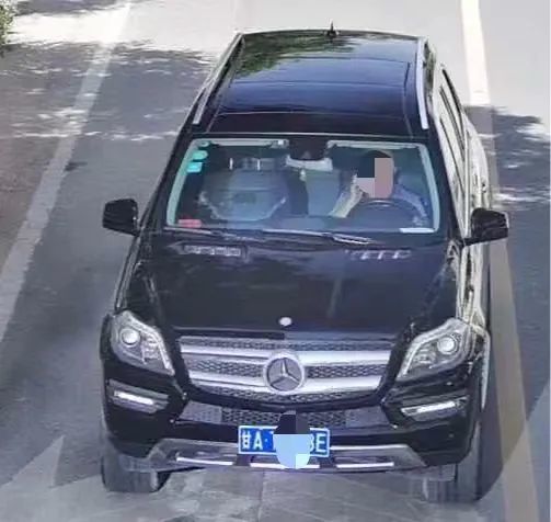 开车还敢打电话　看看谁被监控拍下了
