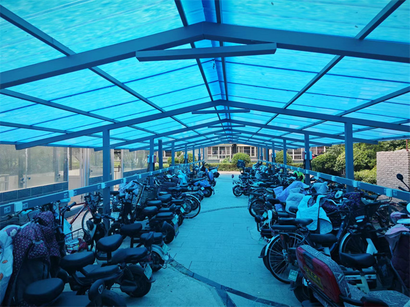 5月29日，定州市金鹏公寓，电动自行车停放在一处充电车棚内。李健敏摄