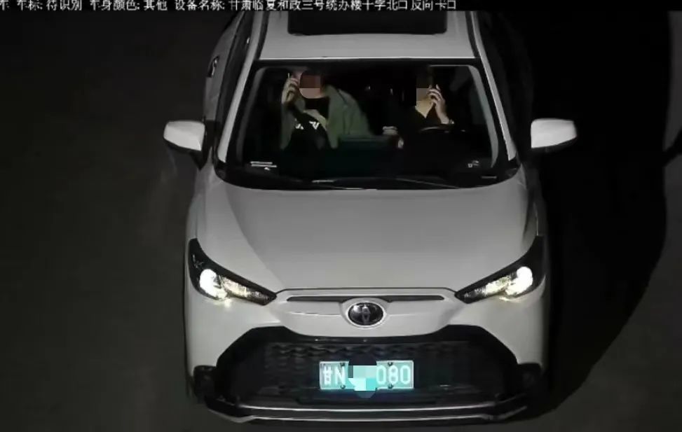 开车还敢打电话　看看谁被监控拍下了