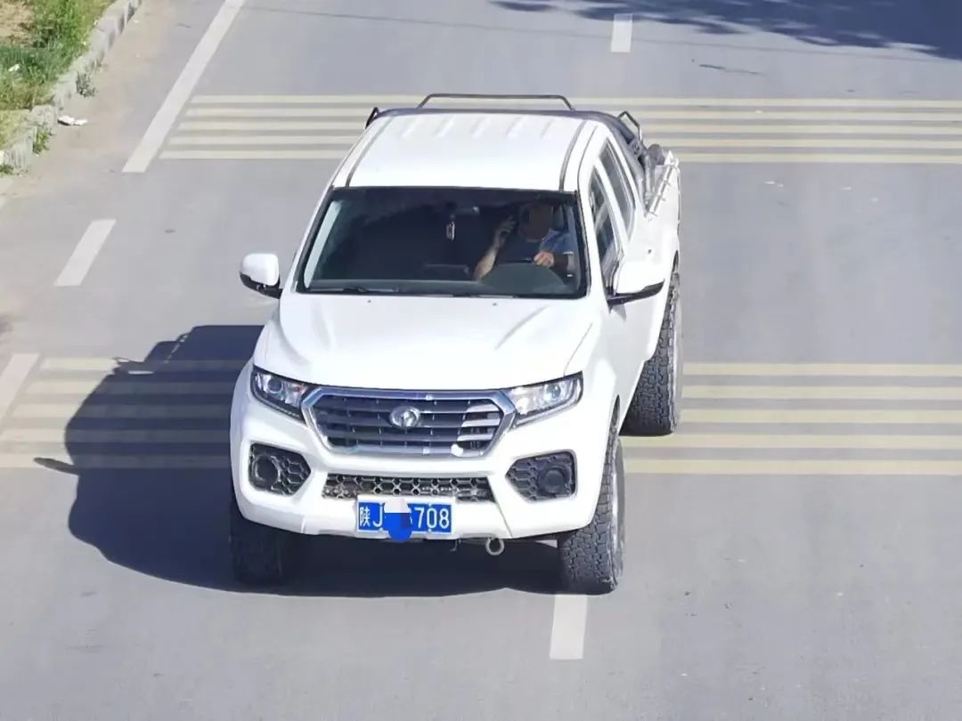 开车还敢打电话　看看谁被监控拍下了