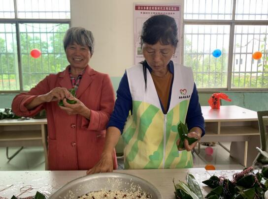 南昌县泾口乡开展"品味端午·邻里互助"包粽子活动