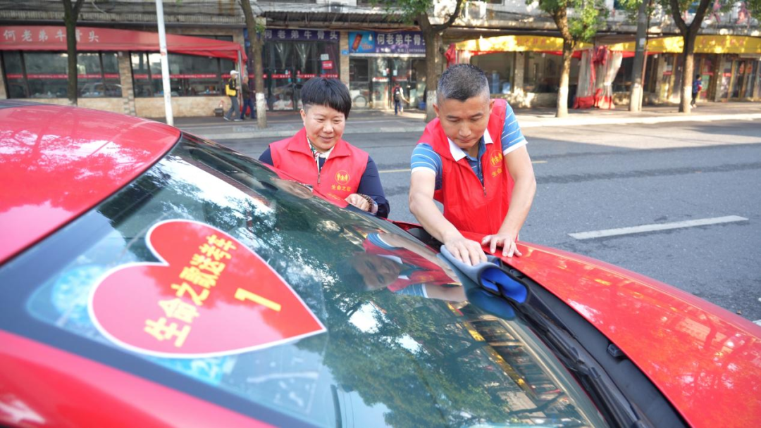 渝水区“特殊”高考爱心车队，连续多年坚持不懈免费义务接送考生。