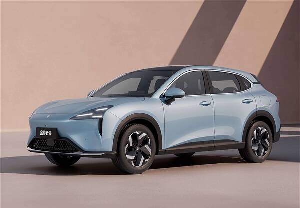 小米SU7旁边惊现伪装SUV:两车大灯神似、真身曝光!