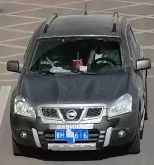 开车还敢打电话　看看谁被监控拍下了