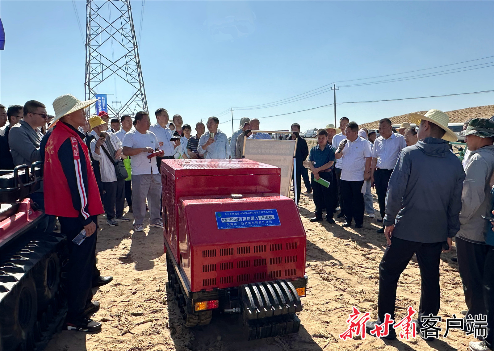 现场展示的履带机器人挖坑机　新甘肃&middot;甘肃日报记者　金奉乾　摄