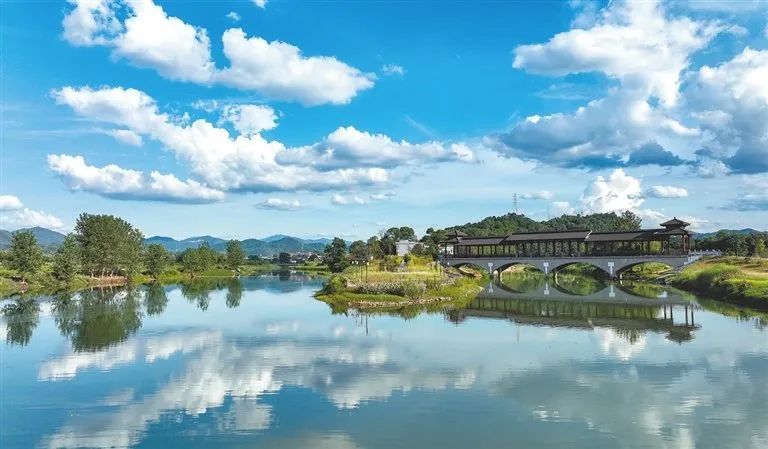 水清岸美，廊桥倒映，萍乡市湘东区江口村风光秀美。
