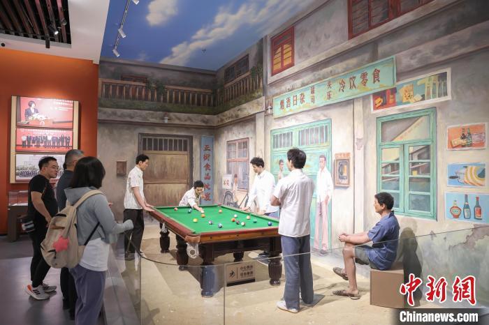 6月3日，江西上饶玉山县，记者跟随国家体育总局组织的2024年中央主流媒体赴赣新闻采风活动走进世界台球博物馆，该博物馆占地面积1.35万平方米，是世界上规模最大的台球文化博览设施，馆中追溯了台球运动600多年的发展史，全面呈现了世界各式台球运动的发展历程、装备演变、重大赛事、文化传统及台球历史名人。图为博物馆复原的中国改革开放初期民众打台球场景吸引媒体记者观看。刘力鑫 摄