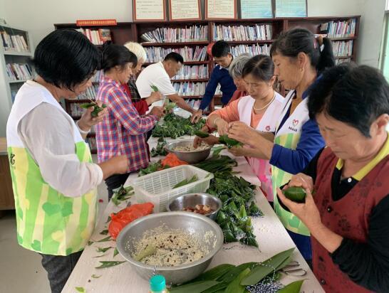 南昌县泾口乡开展"品味端午·邻里互助"包粽子活动