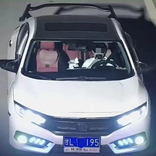 开车还敢打电话　看看谁被监控拍下了