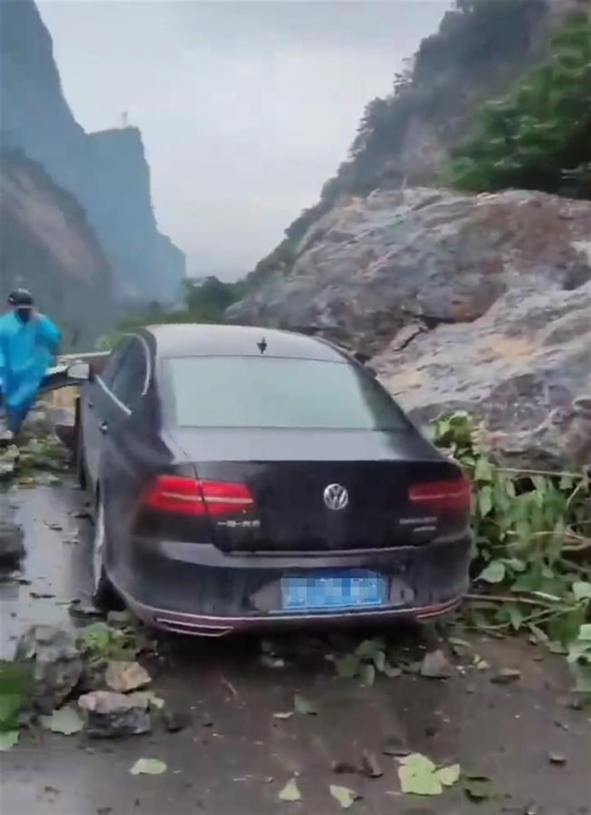 黑色轿车险被垮塌的巨石砸中（图源网络）