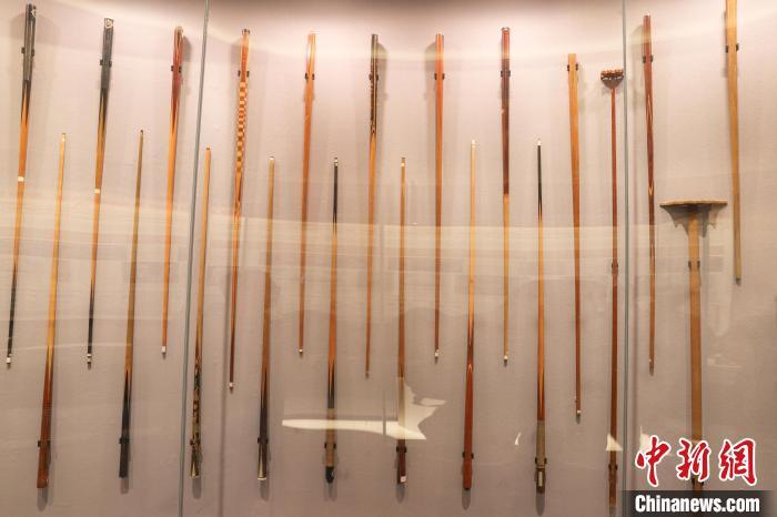 6月3日，江西上饶玉山县，记者跟随国家体育总局组织的2024年中央主流媒体赴赣新闻采风活动走进世界台球博物馆，该博物馆占地面积1.35万平方米，是世界上规模最大的台球文化博览设施，馆中追溯了台球运动600多年的发展史，全面呈现了世界各式台球运动的发展历程、装备演变、重大赛事、文化传统及台球历史名人。图为博物馆展出的各个时期的台球杆。刘力鑫 摄