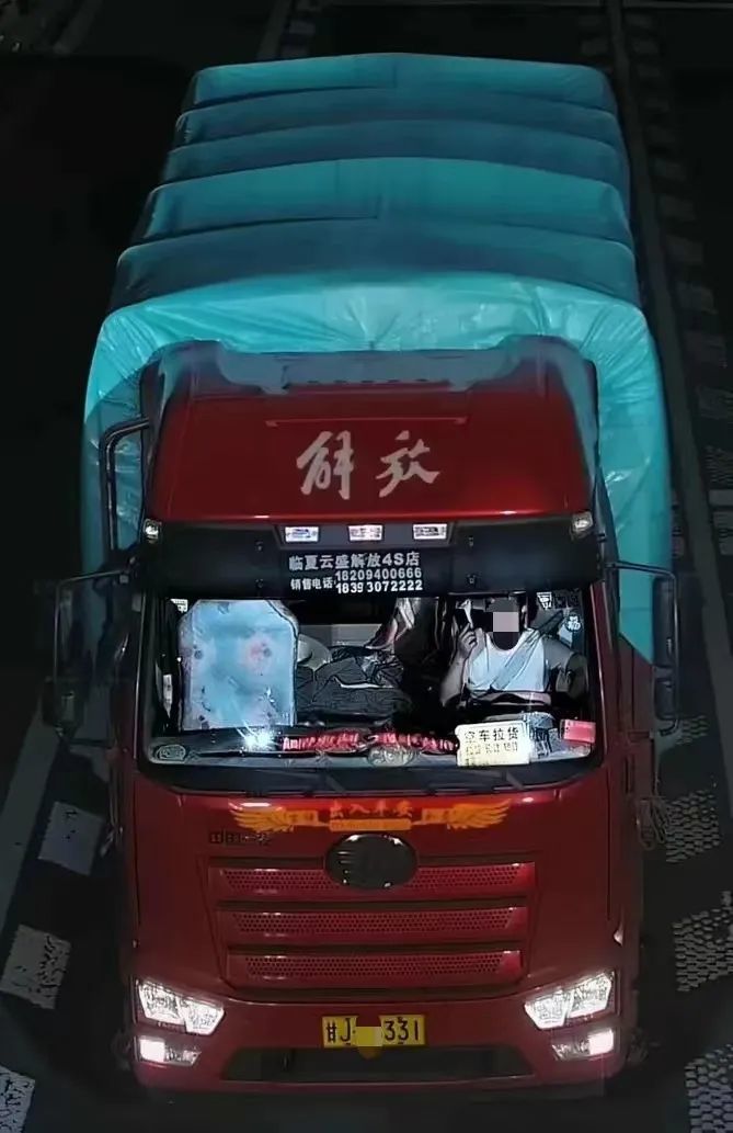 开车还敢打电话　看看谁被监控拍下了
