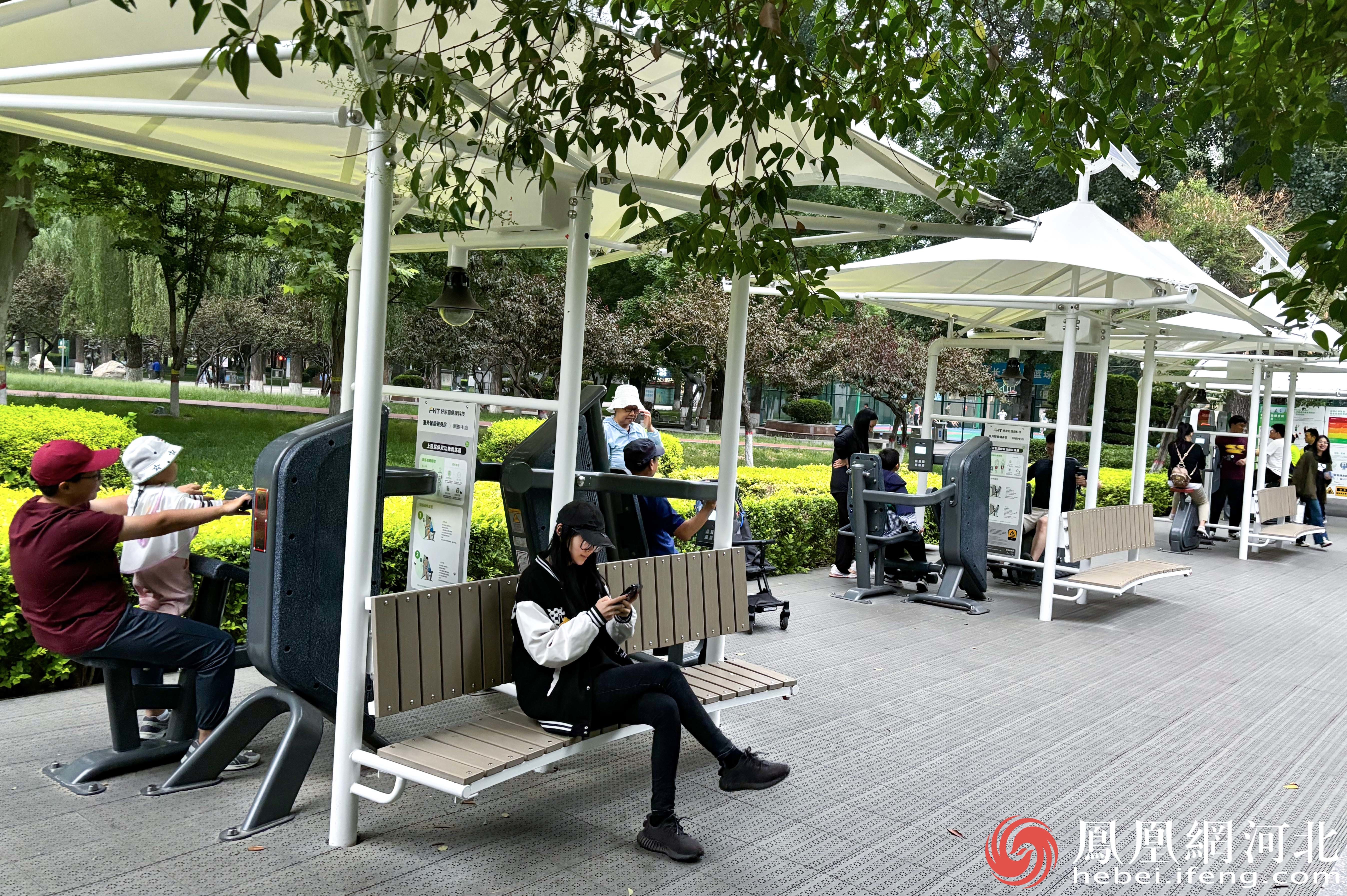 长安公园的自助健身器械区域为市民们提供了便捷且多样的锻炼选择，吸引了众多市民前来休闲、锻炼。