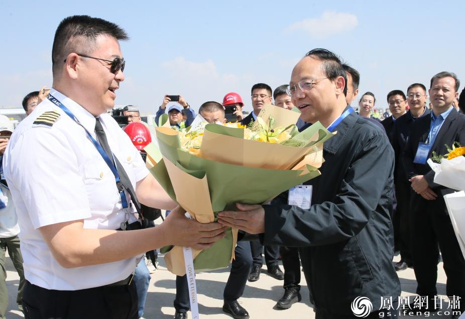 甘肃省副省长王钧（前排右）迎接校验机组成员　甘肃民航机场集团供图