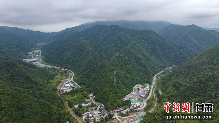 图为航拍镜头下的新建天水至陇南铁路徐家坪隧道外景　中铁四局七公司党委宣传部供图