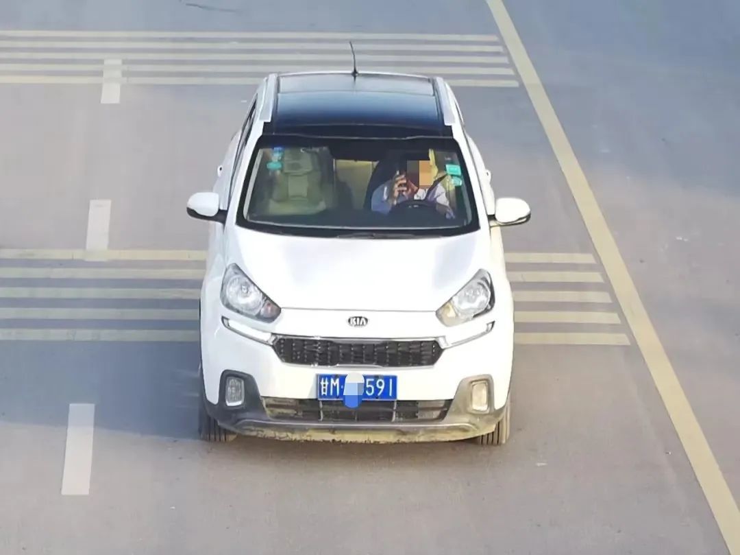 开车还敢打电话　看看谁被监控拍下了