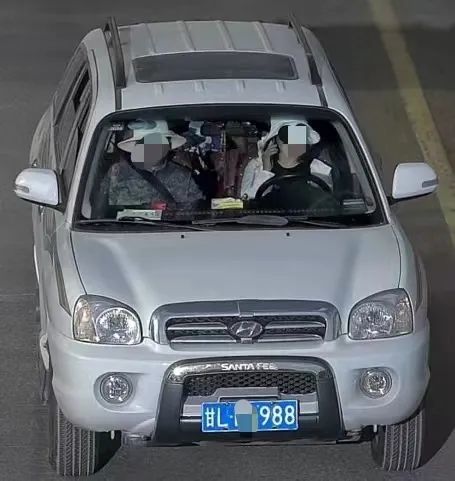 开车还敢打电话　看看谁被监控拍下了