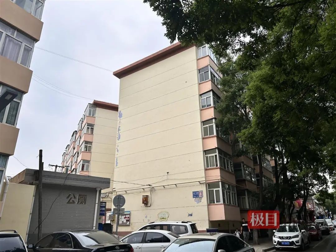 电石厂住宅楼外侧(记者拍摄)
